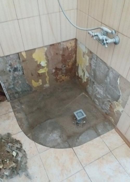 Решили, что покупная душевая кабинка совсем не то, убрали ее и сделали свою. 02