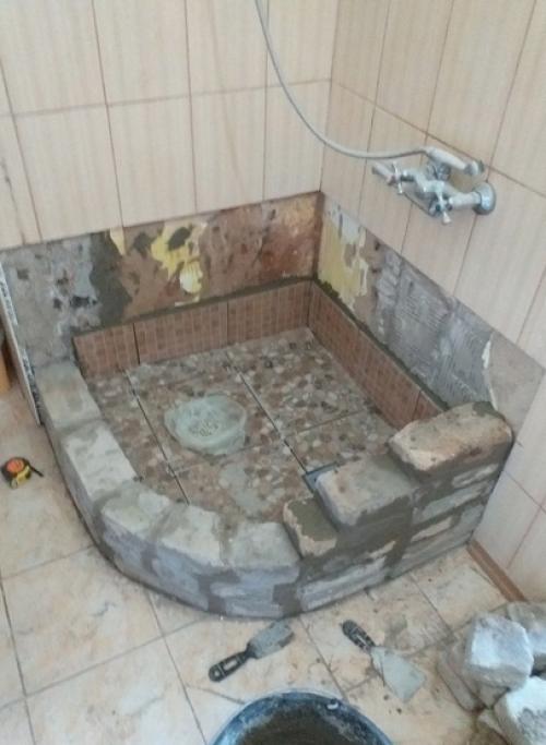 Решили, что покупная душевая кабинка совсем не то, убрали ее и сделали свою. 03