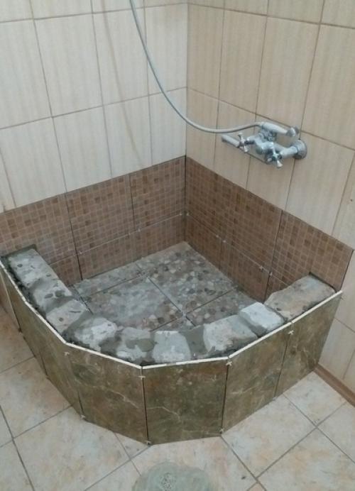 Решили, что покупная душевая кабинка совсем не то, убрали ее и сделали свою. 04