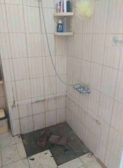 Решили, что покупная душевая кабинка совсем не то, убрали ее и сделали свою. 01