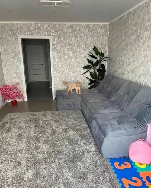 В квартире живу с дочкой и милым котиком. 01