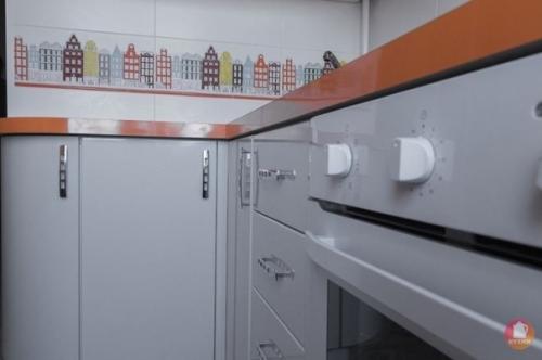 Оформили кухню в бело оранжевой расцветке. 03