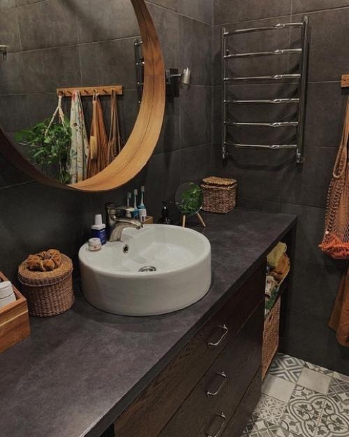 Ванная комната, в которой очень много мелочей, они добавляют уюта и красоты.