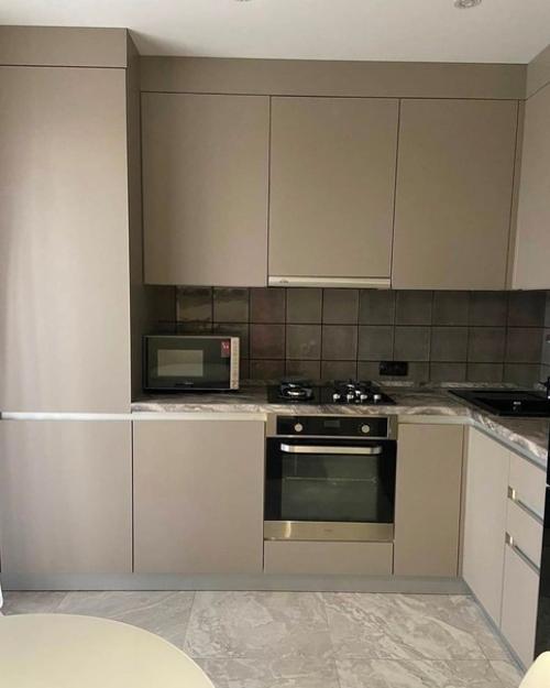 В квартире живу с дочкой и милым котиком. 02