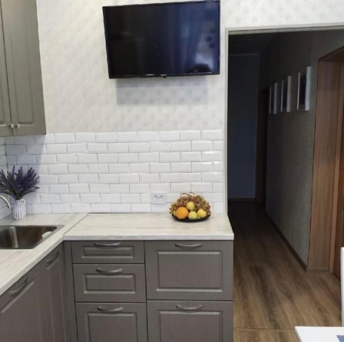 Простая и очень красивая кухня, отлично подобран цвет кухонного гарнитура. 03