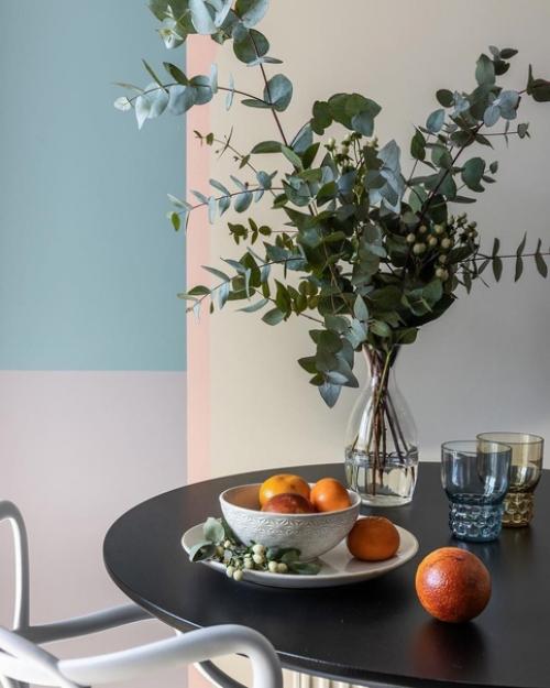 Какая симпатичная кухня в нежных тонах.