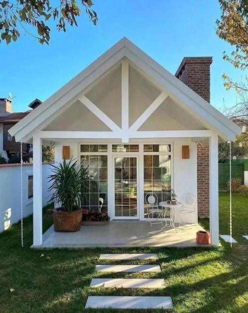 Вроде домик такой маленький, но сколько в нём прекрасного.