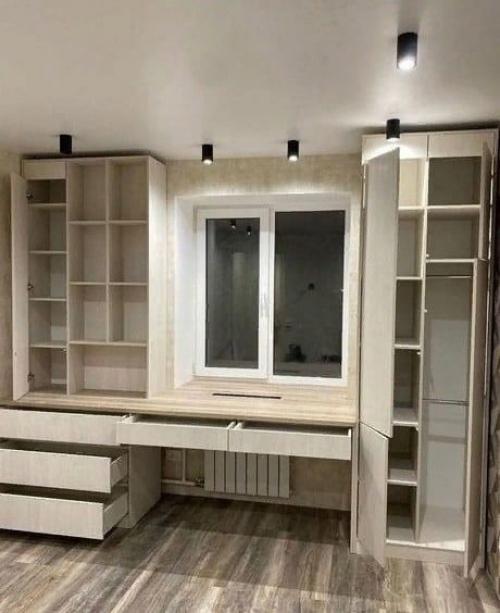 Как то наткнулись на идею, что вокруг пространства окна люди устраивали рабочие зоны. 03