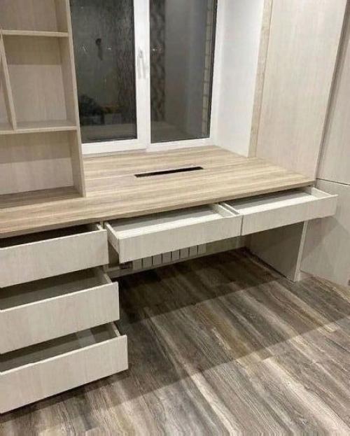 Как то наткнулись на идею, что вокруг пространства окна люди устраивали рабочие зоны.