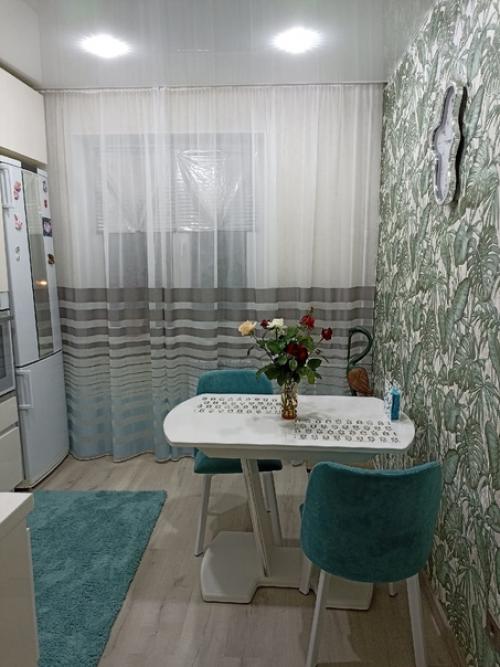 Простой, но в то же время симпатичный ремонт на небольшой кухне.