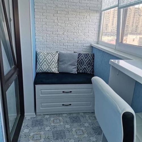 Сделали ремонт у себя на лоджии, поддавшись порыву, что люде делают там полноценные зоны отдыха. 02