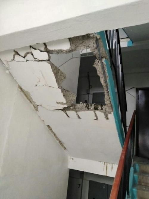 Ремонтники уронили что-то крупное и получилась вот такая дыра. 01