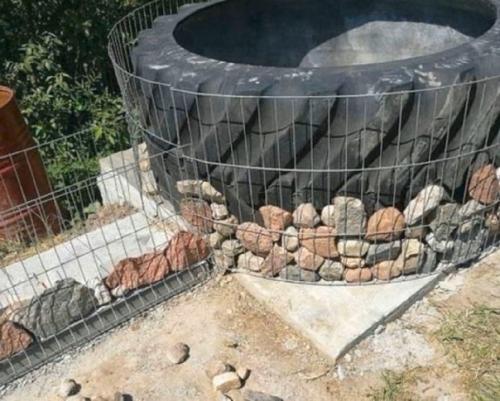 Сын сам вот такой мини прудик во дворе сделал. 02