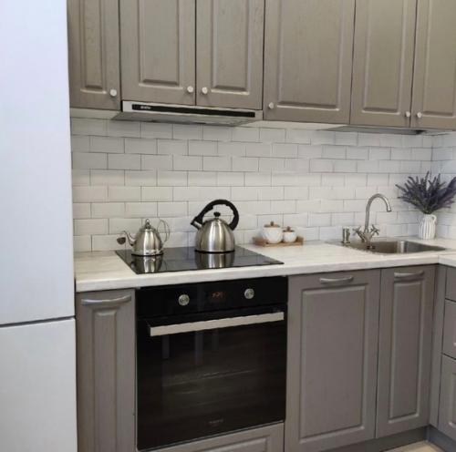 Простая и очень красивая кухня, отлично подобран цвет кухонного гарнитура. 02