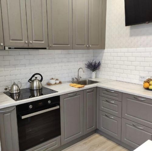 Простая и очень красивая кухня, отлично подобран цвет кухонного гарнитура. 04