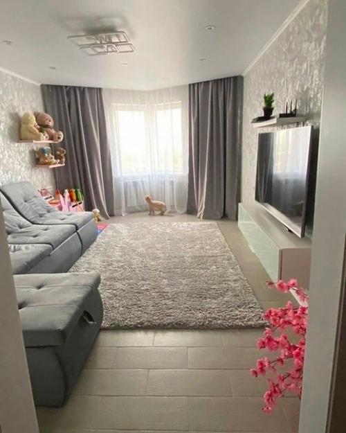 В квартире живу с дочкой и милым котиком.