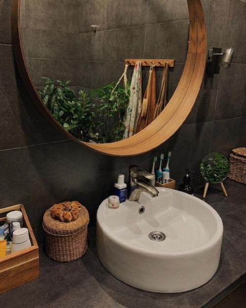 Ванная комната, в которой очень много мелочей, они добавляют уюта и красоты. 01