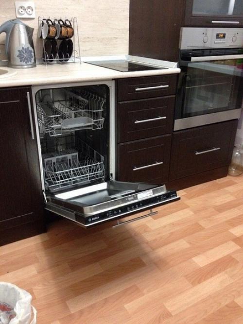 Небольшая кухня, на которой удалось уместить всё, в плоть до микроволновки и посудомоечной машины. 05