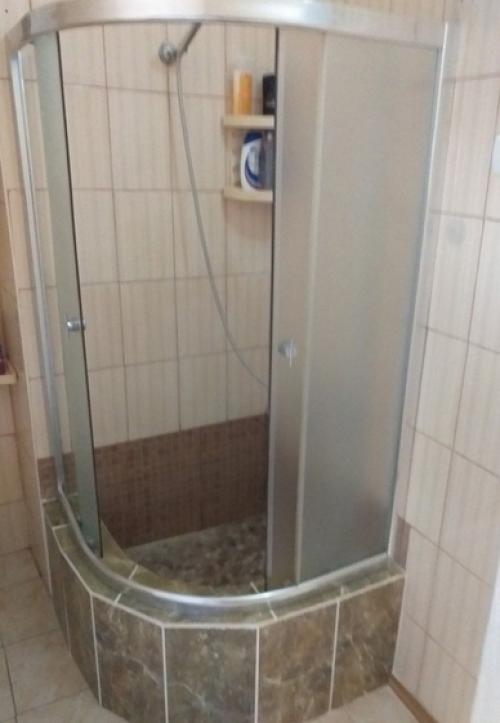 Решили, что покупная душевая кабинка совсем не то, убрали ее и сделали свою. 06