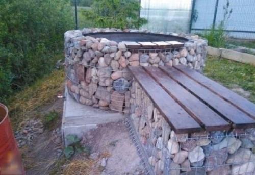 Сын сам вот такой мини прудик во дворе сделал. 03