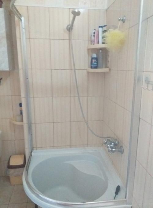 Решили, что покупная душевая кабинка совсем не то, убрали ее и сделали свою.