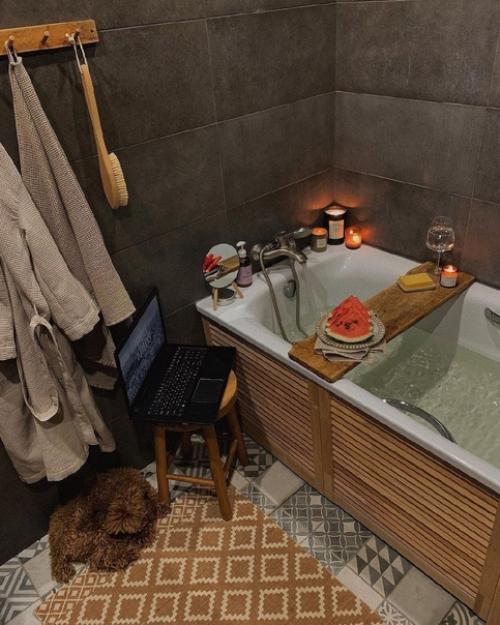 Ванная комната, в которой очень много мелочей, они добавляют уюта и красоты. 04