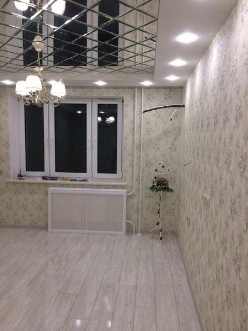 Захотелось нам чего то нестандартного и мы придумали сделать зеркальный потолок. 01