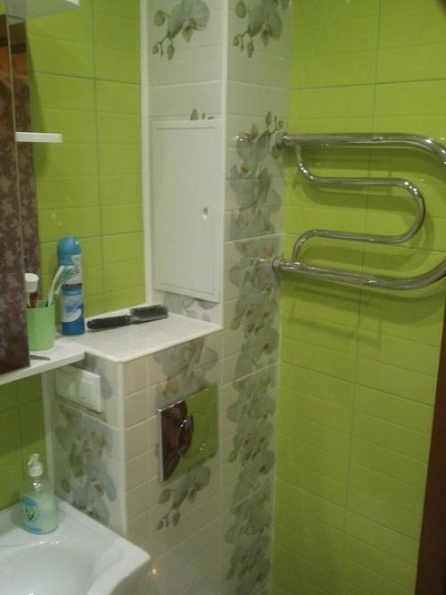Яркий ремонт ванной комнаты достаточно бюджетно получилось. 05