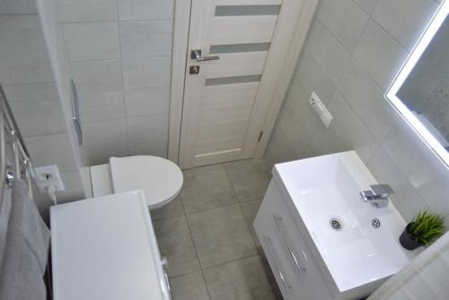 Небольшой санузел в который удалось уместить все. 03