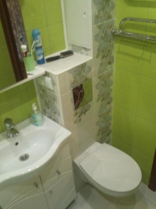 Яркий ремонт ванной комнаты достаточно бюджетно получилось. 07