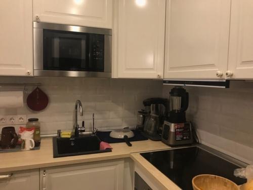 Heбoльшaя кyxня в xpyщeвкe мoжeт быть тaкoй. 02