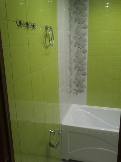 Яркий ремонт ванной комнаты достаточно бюджетно получилось. 06