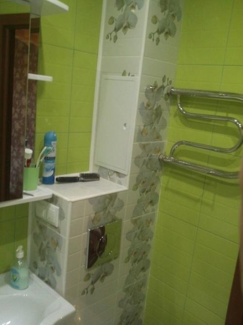 Яркий ремонт ванной комнаты достаточно бюджетно получилось. 02