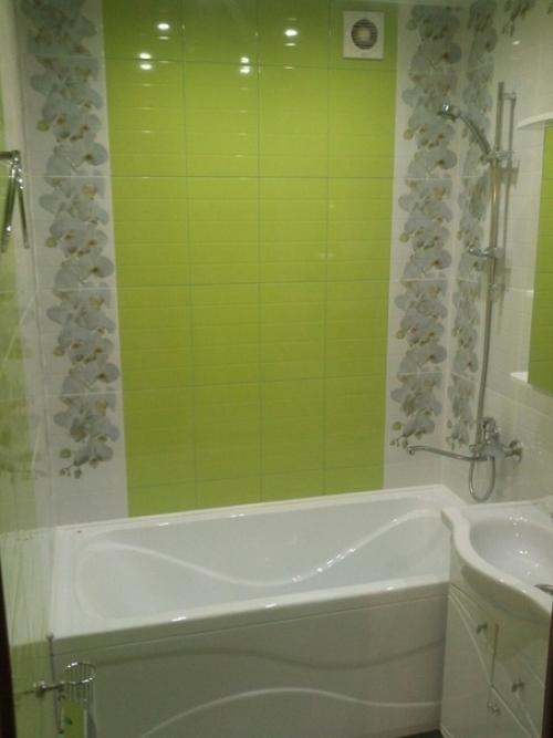 Яркий ремонт ванной комнаты достаточно бюджетно получилось. 01