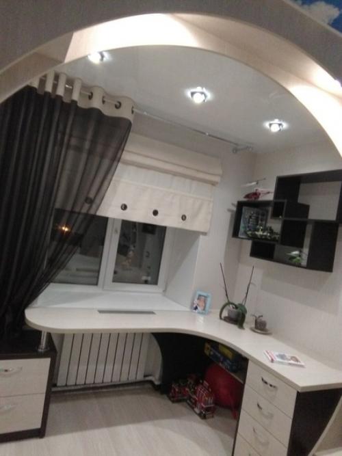 Применили такой вариант разделения детской комнаты на зоны.