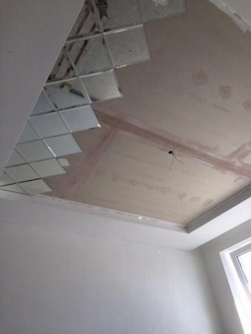 Захотелось нам чего то нестандартного и мы придумали сделать зеркальный потолок.
