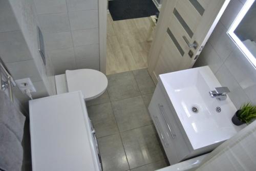 Небольшой санузел в который удалось уместить все. 01