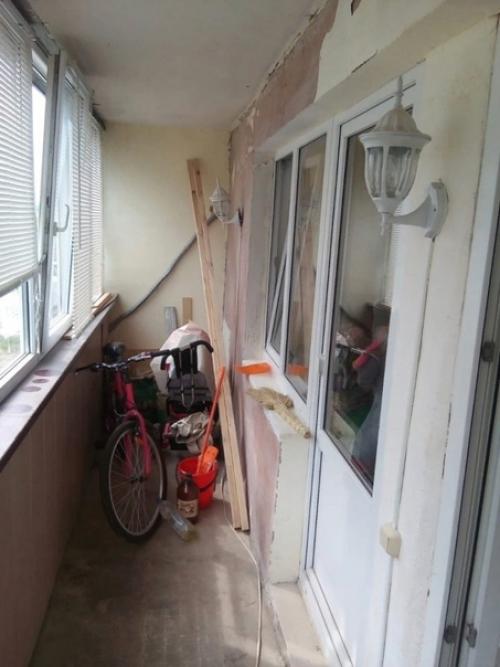 Жена попросила сделать для нее хороший ремонт на балконе. 01