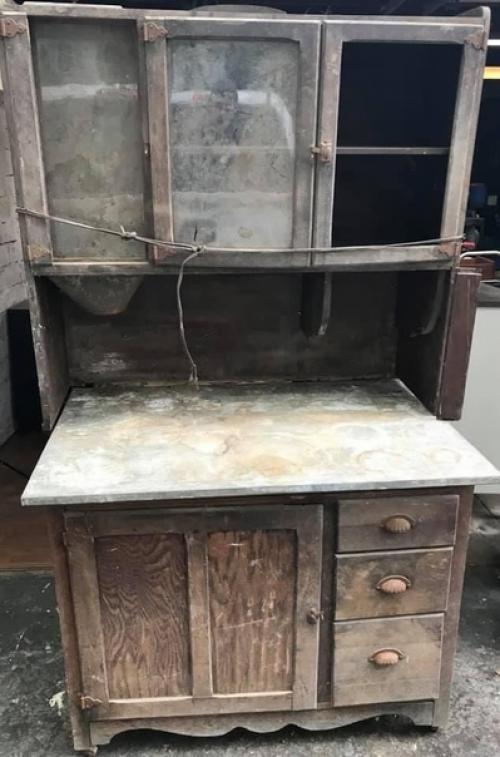 Нашли на помойке старый древний буфет.