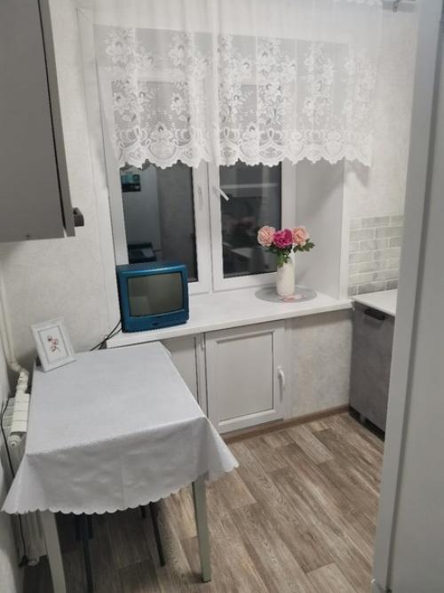 У нашей бабушки уже много лет не было ремонта на кухне. 04