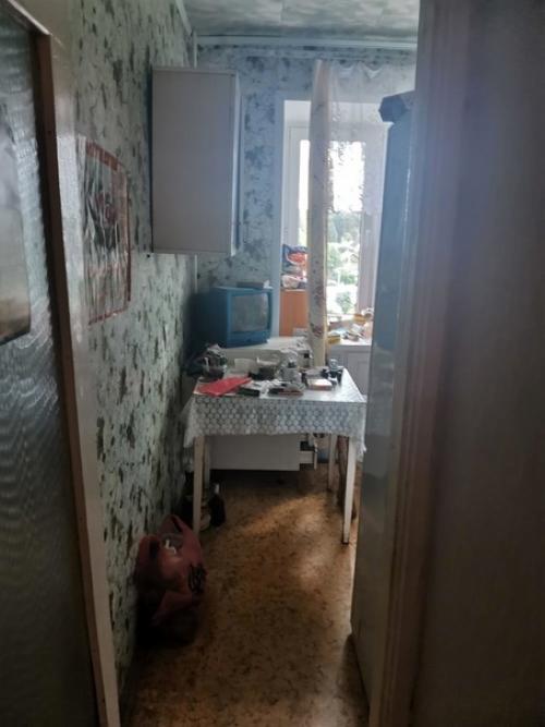 У нашей бабушки уже много лет не было ремонта на кухне.