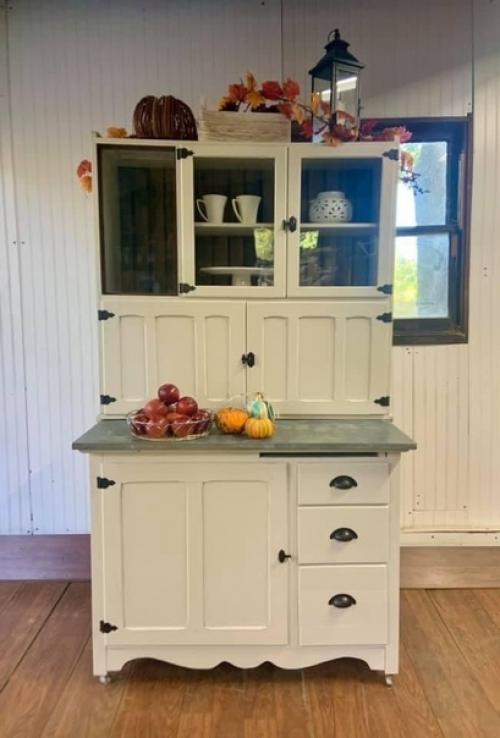 Нашли на помойке старый древний буфет. 01