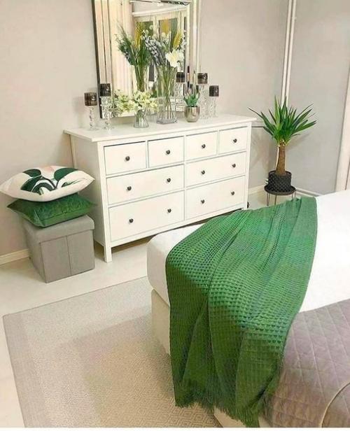 Удaчные зeленые aкценты в cветлом интерьере. 05