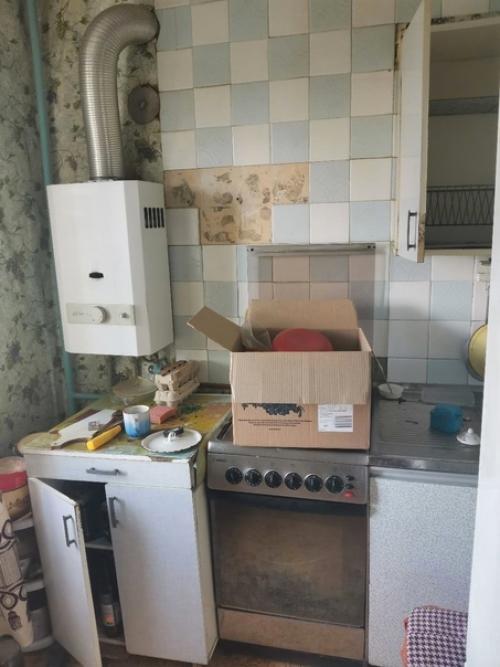 У нашей бабушки уже много лет не было ремонта на кухне. 02