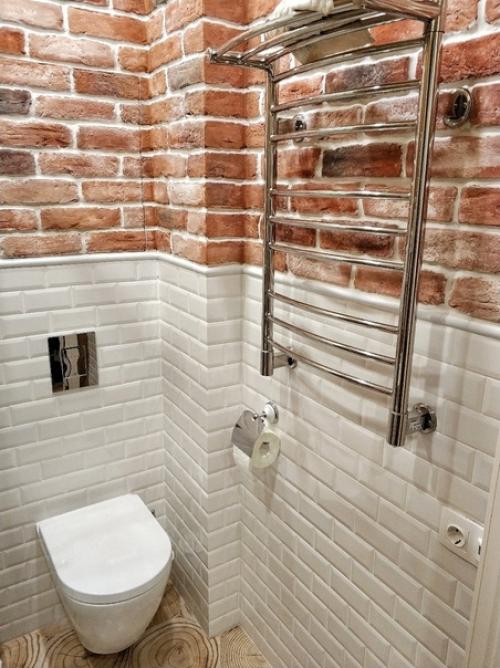 Оформили свой санузел таким вот необычным образом, одна половина как бы стиль Урбан, вторая природный.