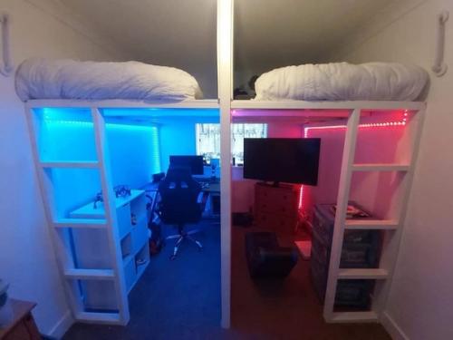 Комната для детей у нас была только одна, но каждому нужно своё личное пространство, и вот что мы придумали. 03