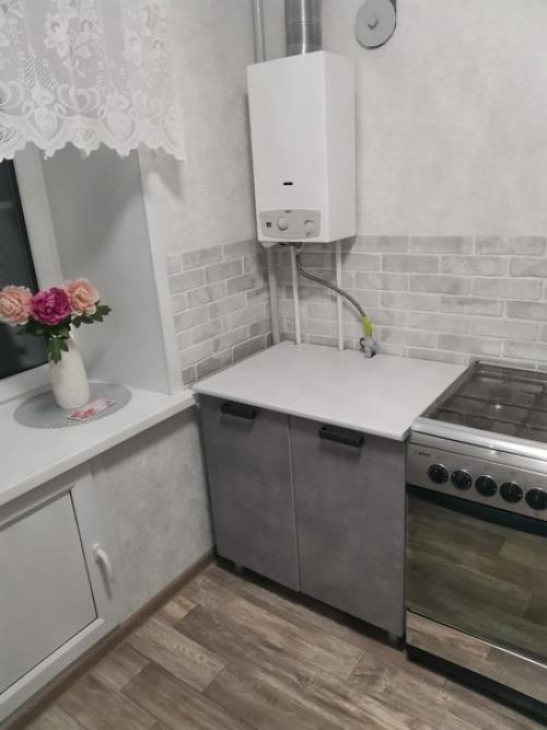 У нашей бабушки уже много лет не было ремонта на кухне. 05