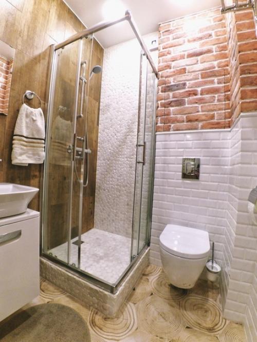 Оформили свой санузел таким вот необычным образом, одна половина как бы стиль Урбан, вторая природный. 02