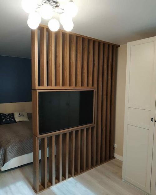 Захотели сделать зонирование, и придумали крутую идею, добавить тв - зону. 03