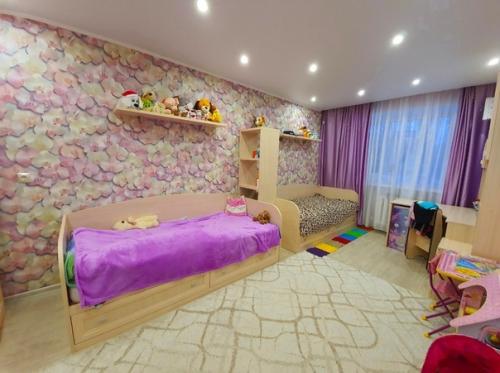 Нашим девочкам, 2 и 7 лет, понравилась детская фиолетовая накидка. 02